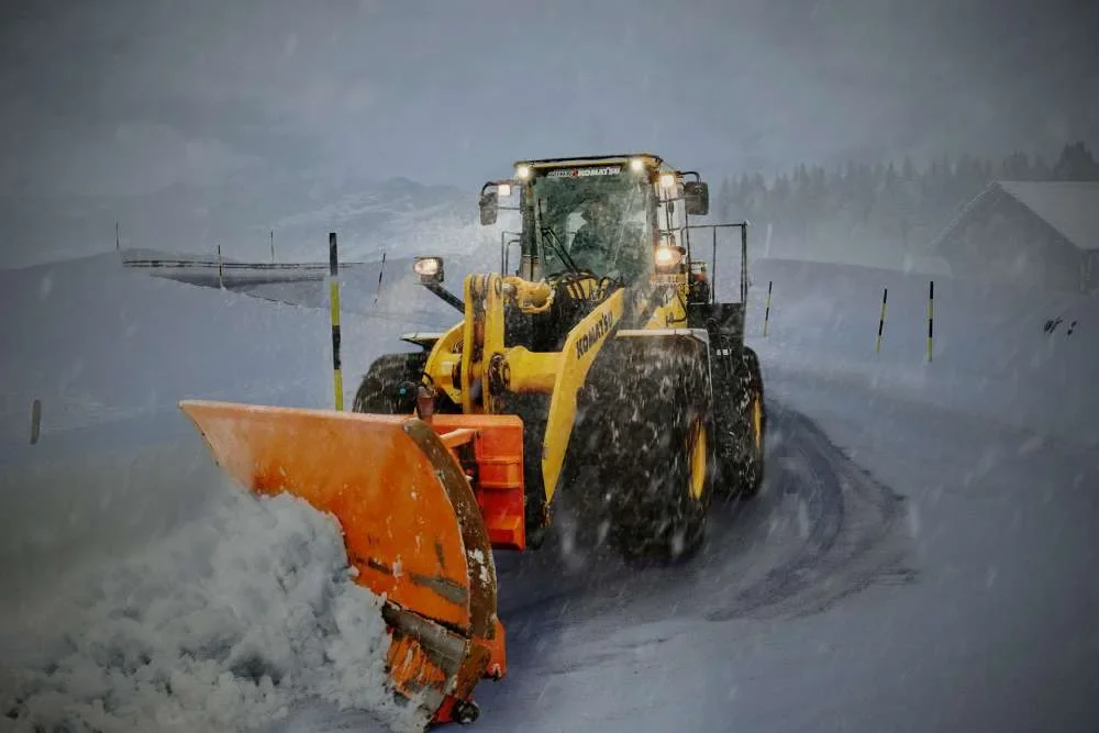 Hjullastare utför snöröjning